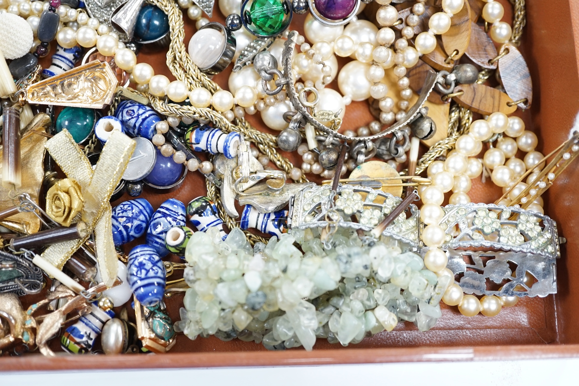 A quantity of assorted costume jewellery, including agate necklace and yellow metal and seed pearl brooch.